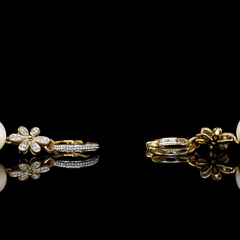 Pendientes en oro amarillo de 18 kt con diamantes y perlas