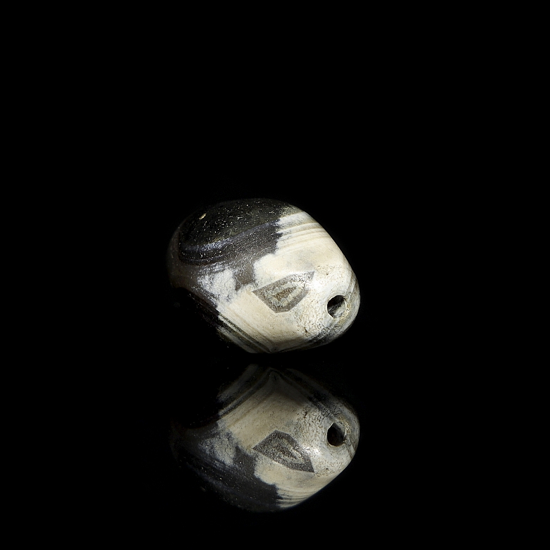 Ancient rounded carved agate bead - 1