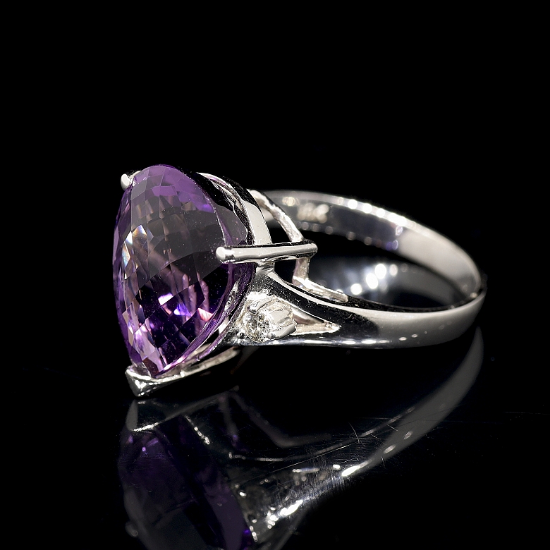 Anillo de oro blanco 18k con amatista y diamantes