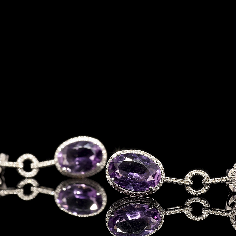 Pendientes largos de oro blanco 18k, amatistas y diamantes