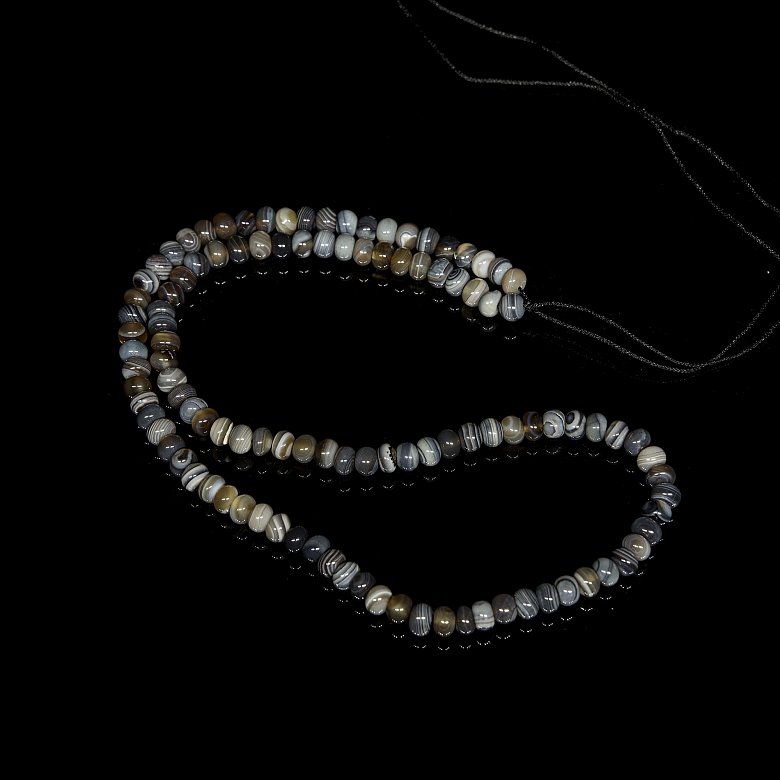 Collar de ciento ocho cuentas de ágata, dinastía Liao
