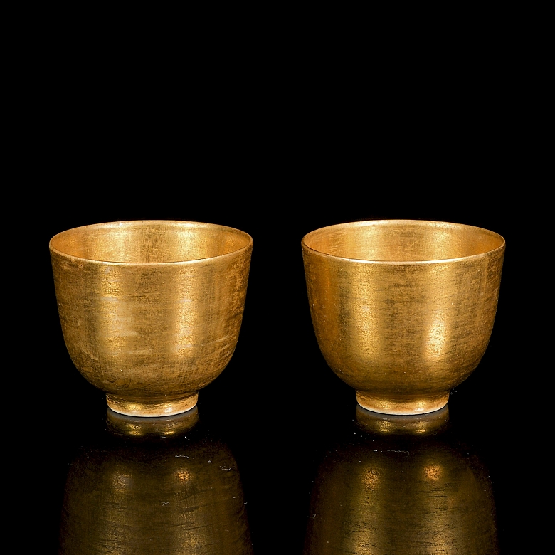 Pair of gold-coloured porcelain cups, marked Kangxi