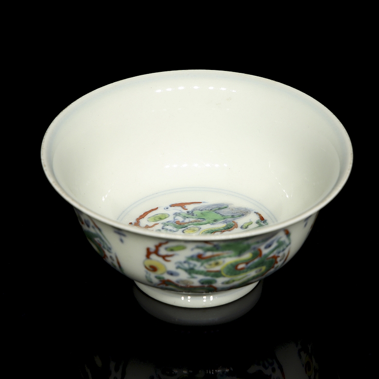 Glazed porcelain bowl ‘Dragons among clouds’, with Yongzheng seal