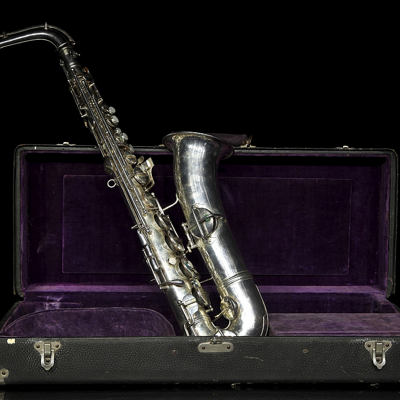 Saxofón alto, marca Conn, ca 1920