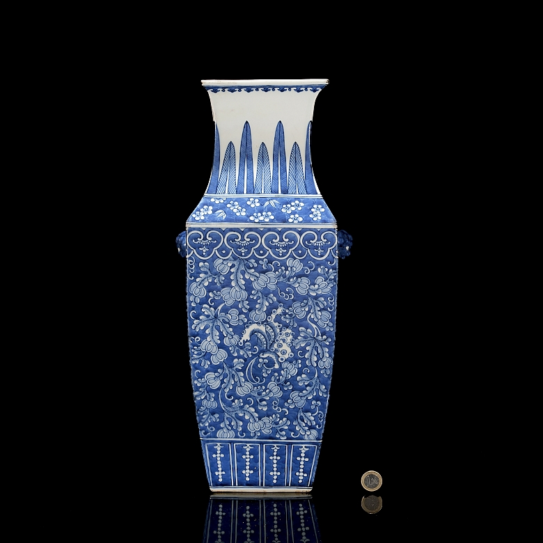 Blue and white porcelain fangpin vase, ‘Flowers’, Qing dynasty