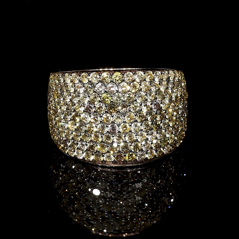Sortija de oro rosa de 18K con pavé de diamantes Fancy Yellow