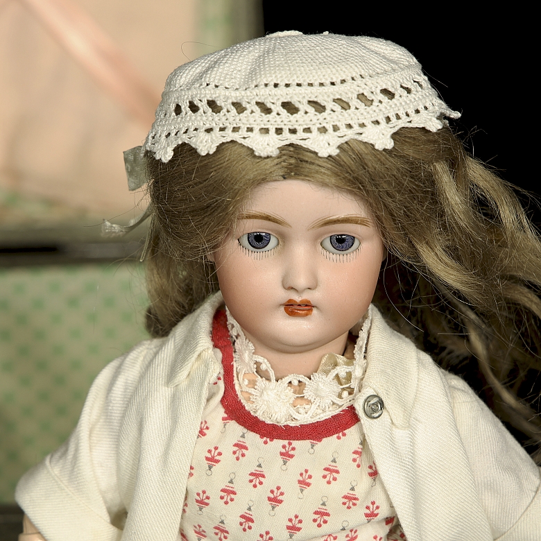 Muñeca con baúl 