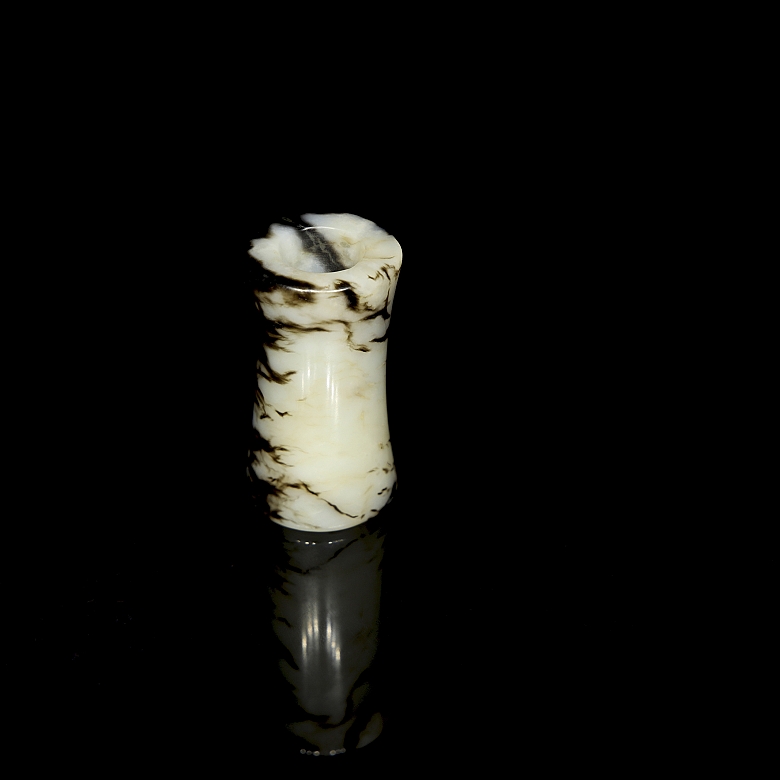 Cuenta cilíndrica de jade tallado, dinastía Ming