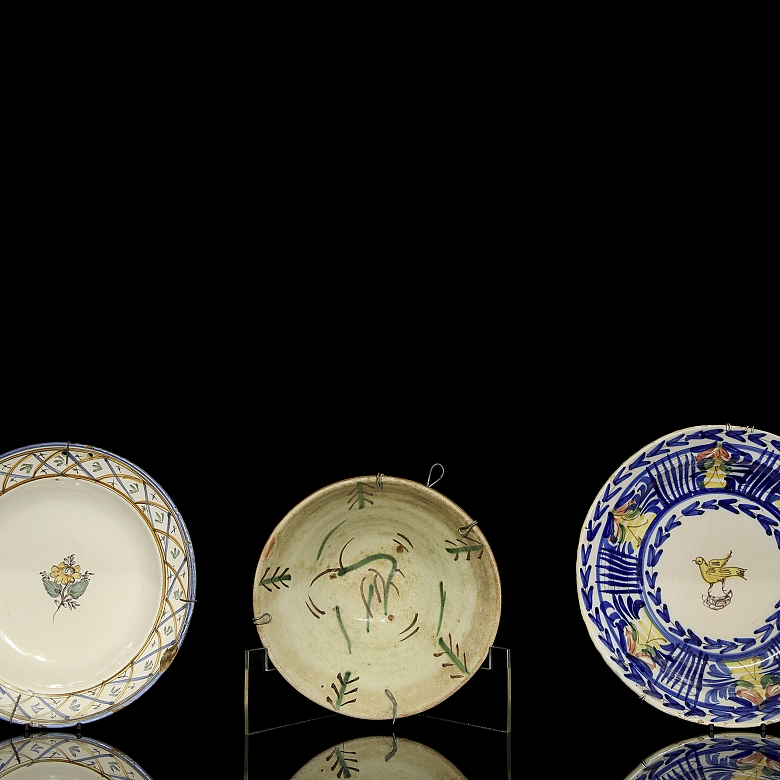 三件彩釉陶瓷盘，20世纪