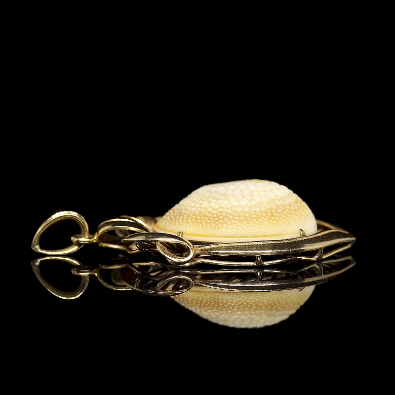 Colgante de oro amarillo de 18 kt con concha, estilo Eduardino