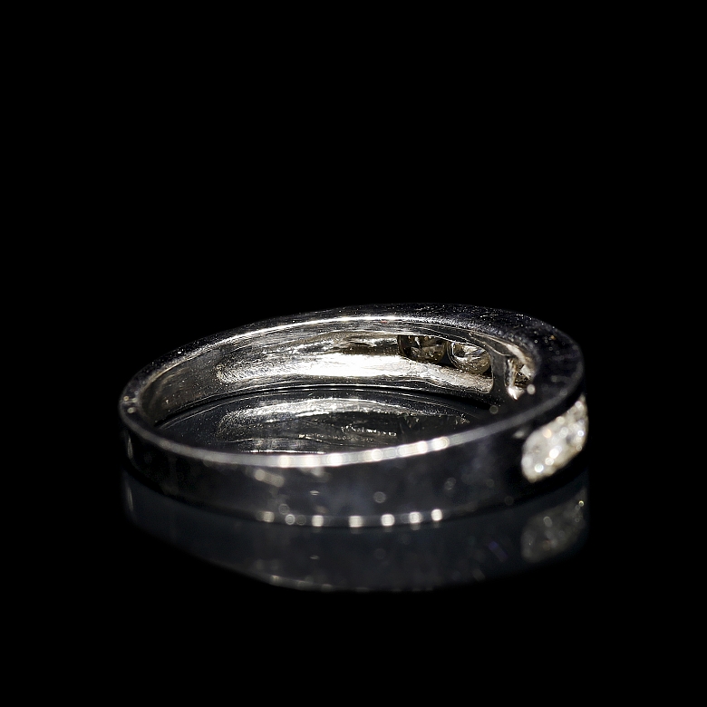 Media alianza en oro blanco de 18 kt con diamantes