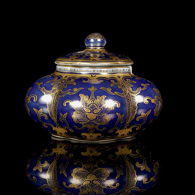 Small porcelain water container ‘Lotus’, with Qianlong mark
