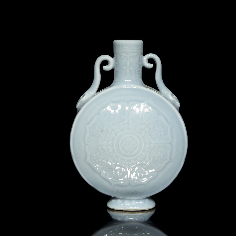 Bianhu porcelain vase ‘Lotus’, with Qianlong seal