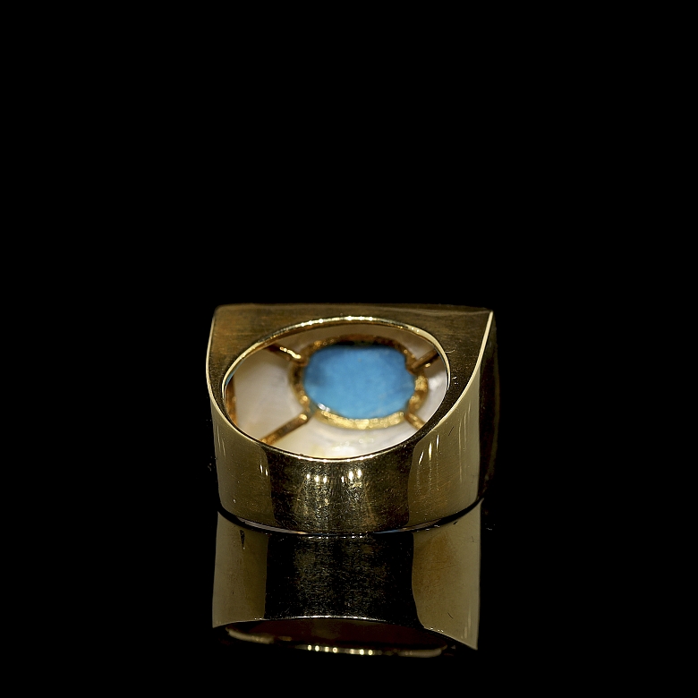 Anillo tipo sello de oro amarillo de 18k, turquesa y nácar