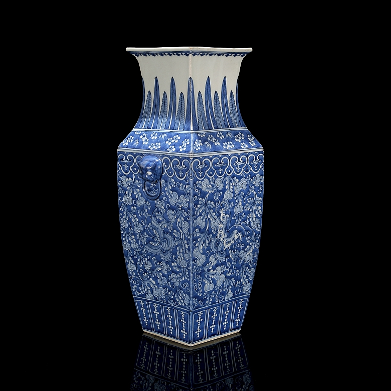 Blue and white porcelain fangpin vase, ‘Flowers’, Qing dynasty