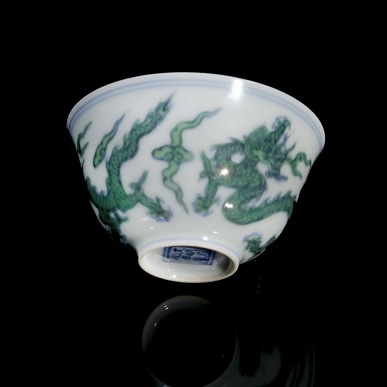 Glazed porcelain cup ‘Dragon with pearl’, with Chenghua mark