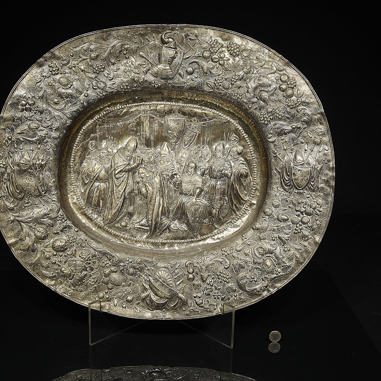 Bandeja de estilo historicista en plata repujada, s. XIX–XX