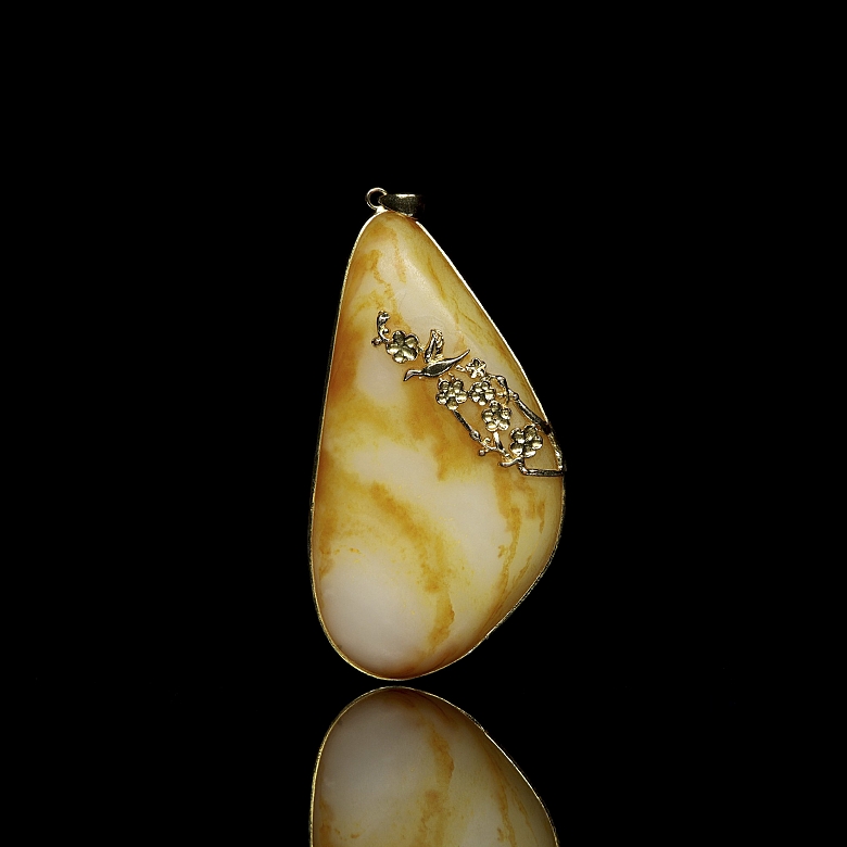 翡翠吊坠《花中鸟》，20世纪