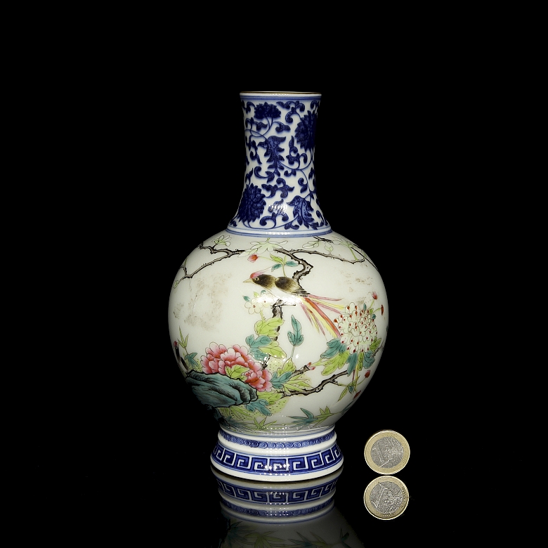 Porcelain vase ‘Birds on a Branch’ with Qianlong seal