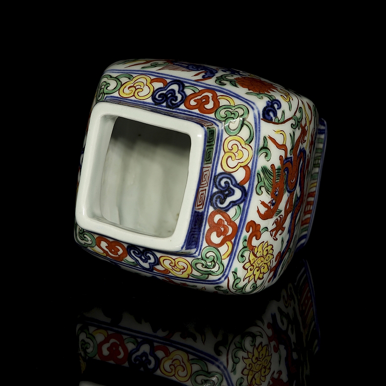 Recipiente con esmalte wucai