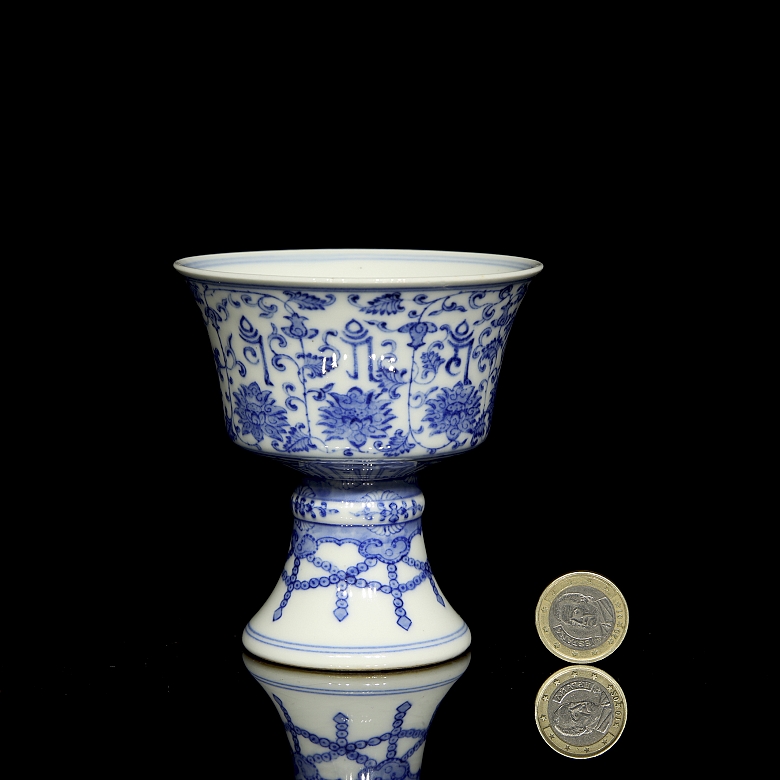 Pequeña copa de porcelana esmaltada