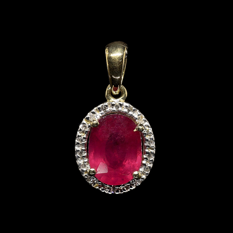 Colgante en oro amarillo de 18k con rubí y diamantes