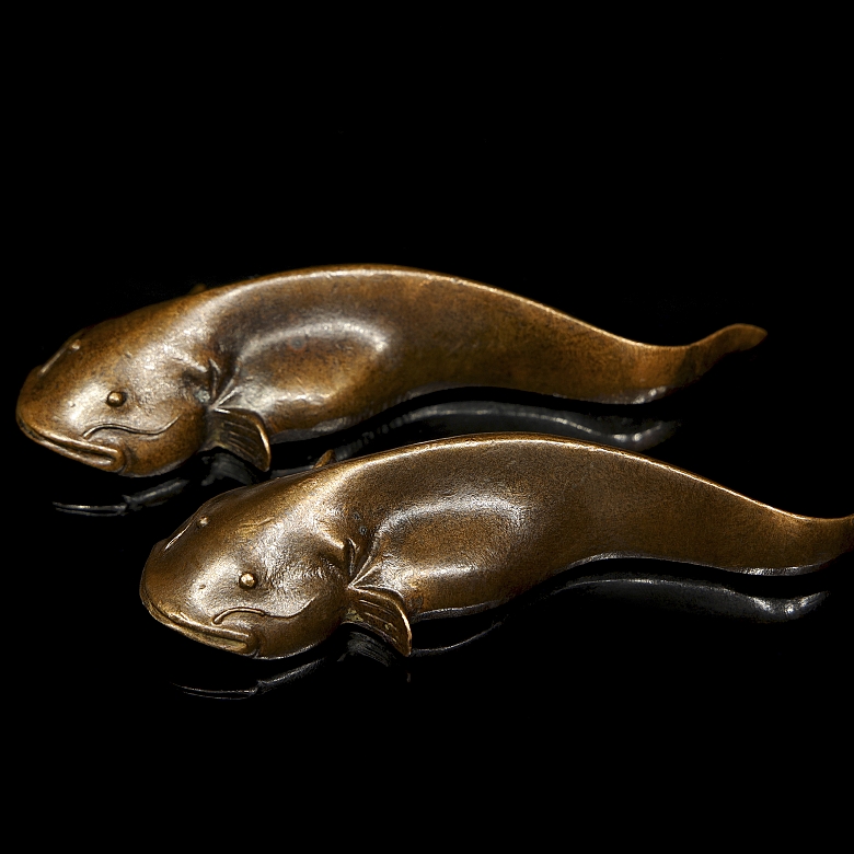 Pareja de figuras de bronce