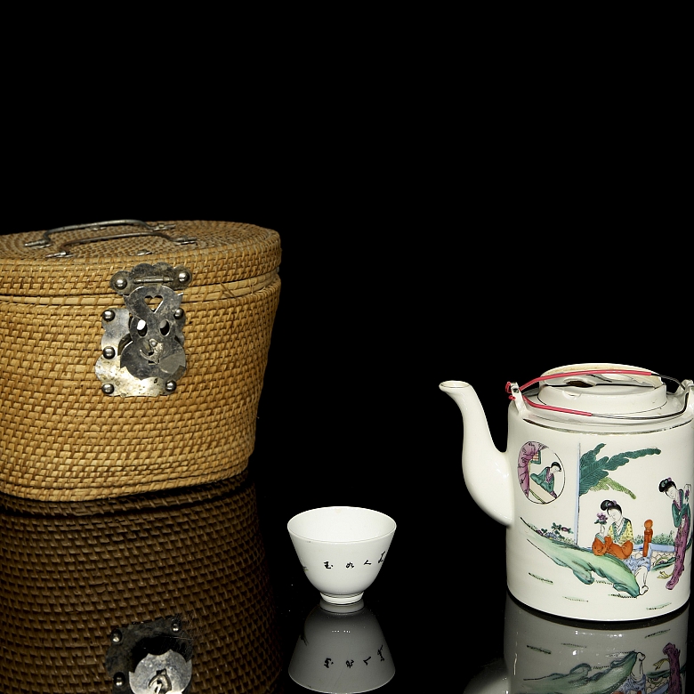 Juego de té de porcelana esmaltada con cesto de mimbre, s.XX