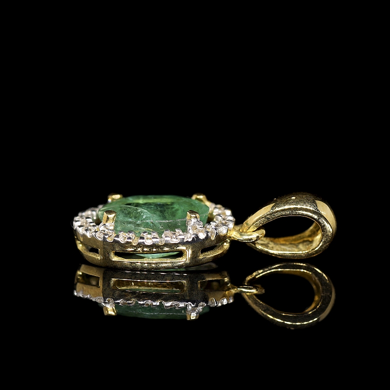 18 kt yellow gold pendant with emerald and diamonds - 2
