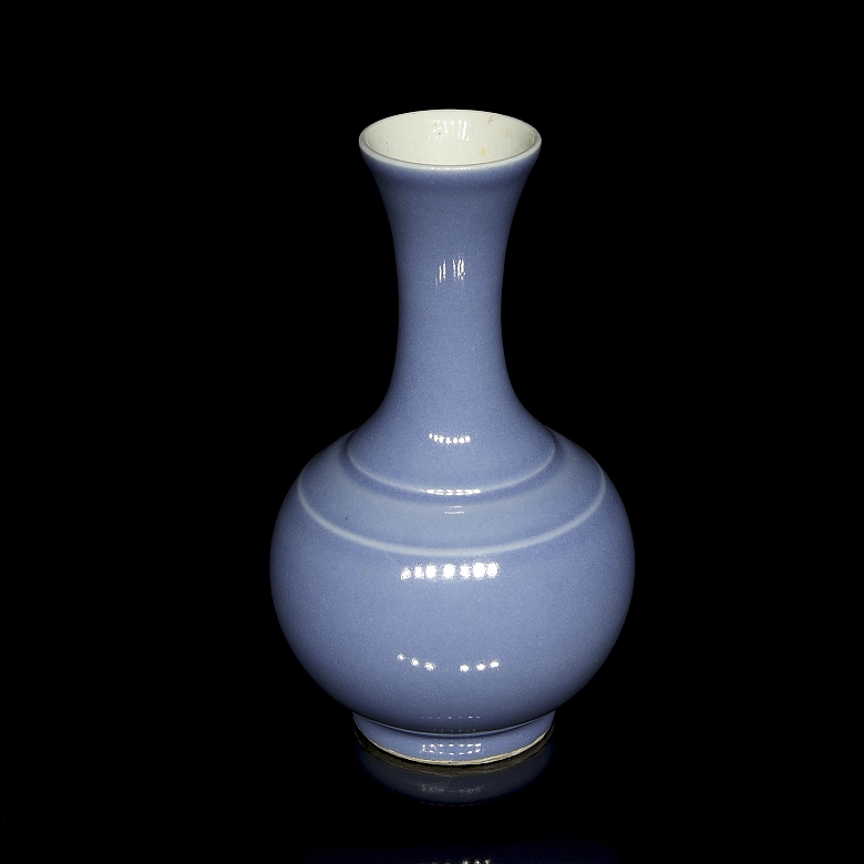 Jarrón de porcelana con vidriado azul lavanda, s.XX