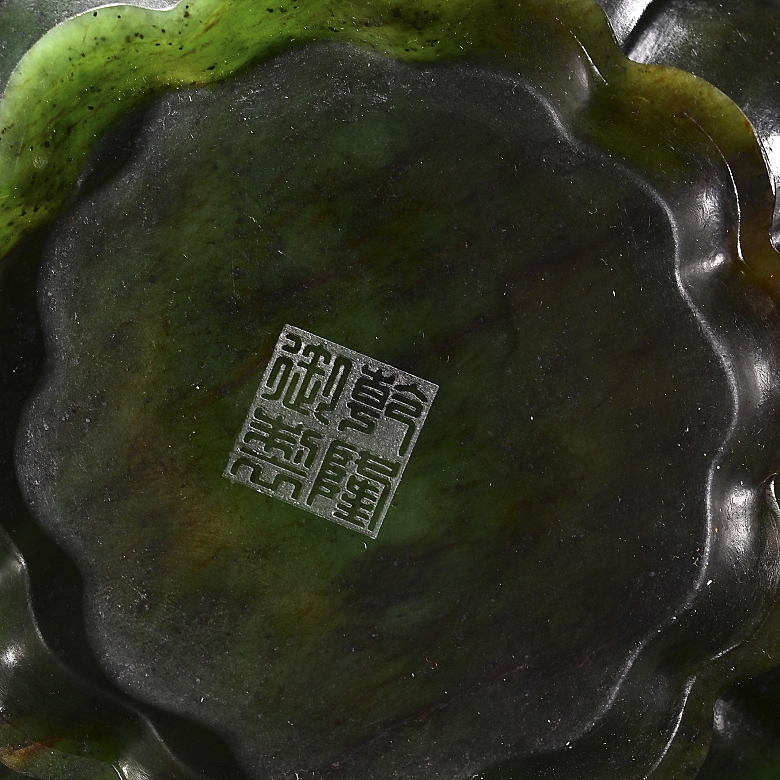 Tetera de jade espinaca y soporte cloisonné, con sello Qianlong