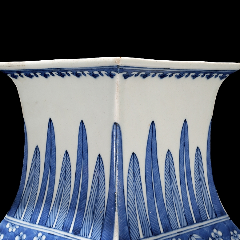 Blue and white porcelain fangpin vase, ‘Flowers’, Qing dynasty