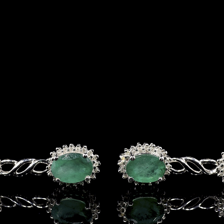 Pareja de pendientes con diamantes y esmeraldas, en oro blanco 18K