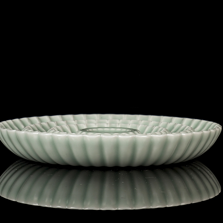 Plato de porcelana con esmalte celadón, con marca Yongzheng