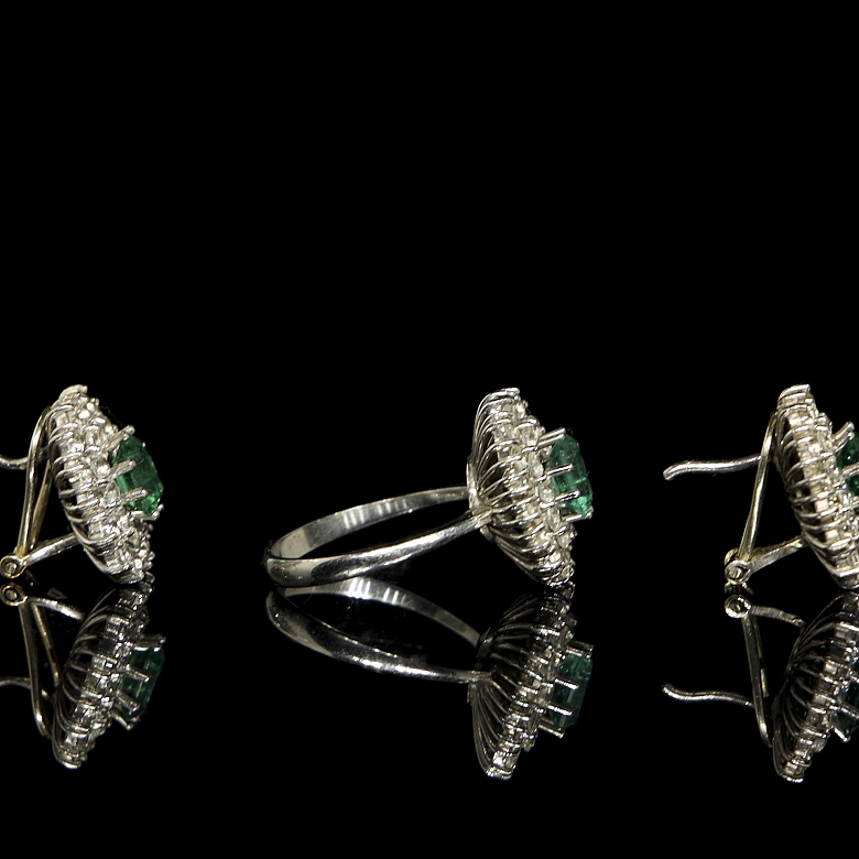 Conjunto de pendientes y anillo en oro blanco de 18k