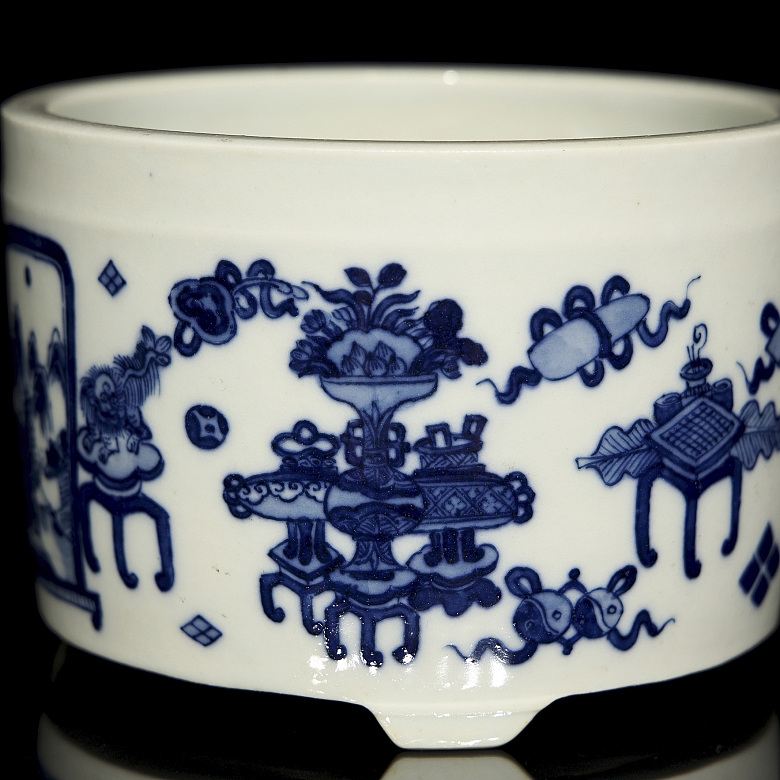 White and blue porcelain brush holder ‘Bogu hua’, with Kangxi seal