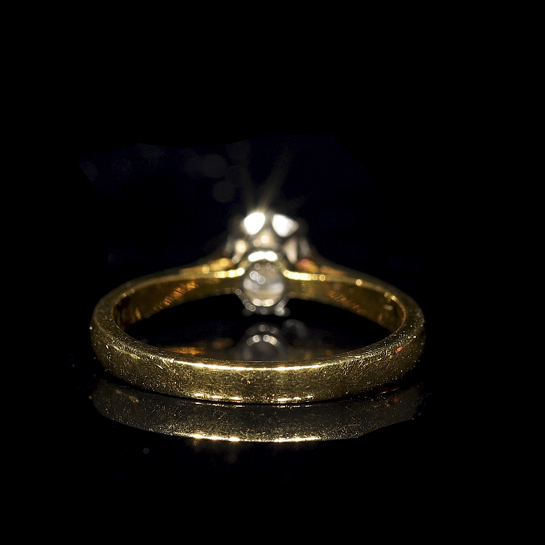 Antiguo anillo solitario de oro amarillo con diamante