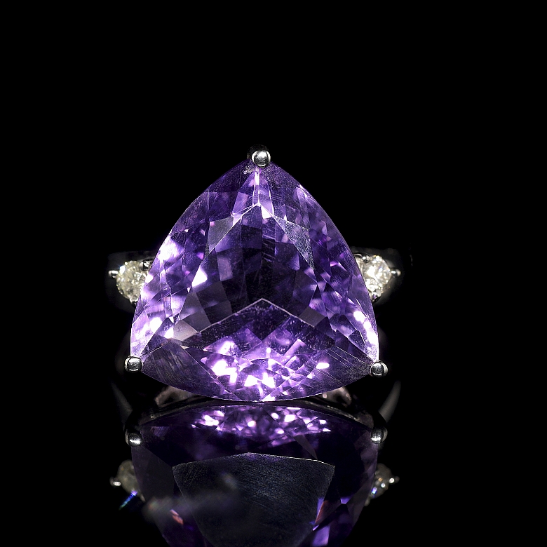 Anillo en oro blanco de 18K con amatista y diamantes