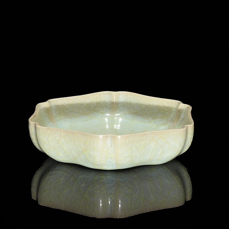 Plato hexalobulado con vidriado celadón , horno de Longquan, estilo Song