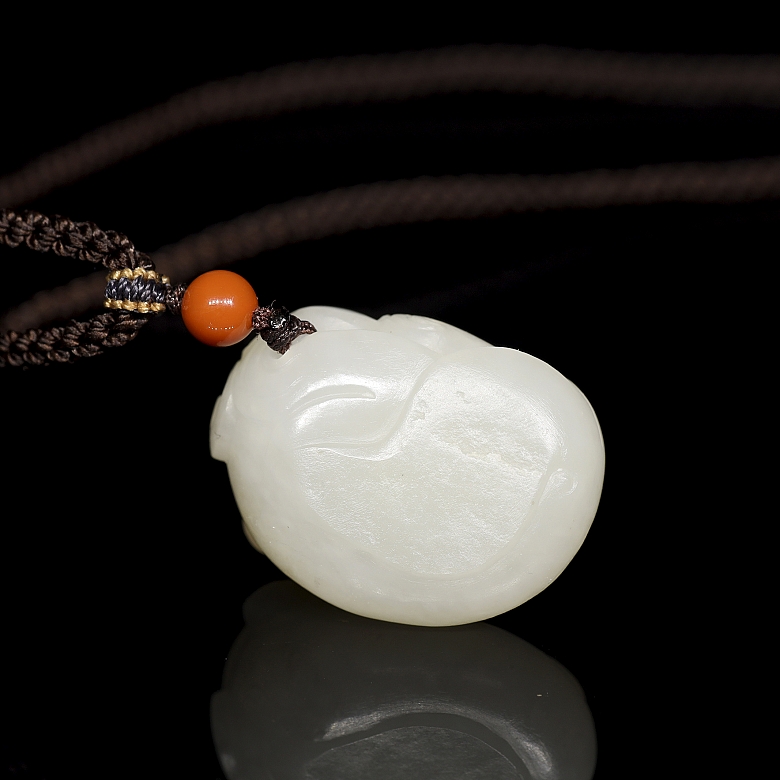 Colgante de jade blanco “Dragón enroscado”, s. XX