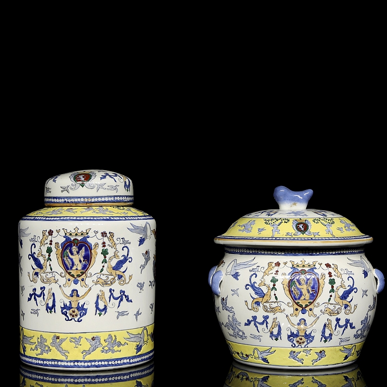 Pareja de recipientes de porcelana esmaltada, s.XX