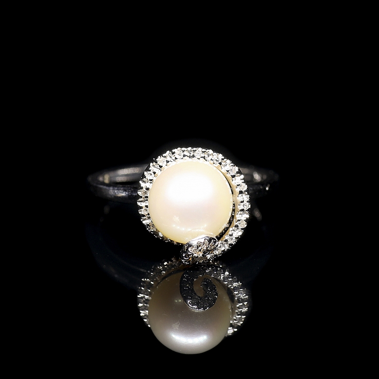 Anillo en oro blanco de 18K con perla y diamantes