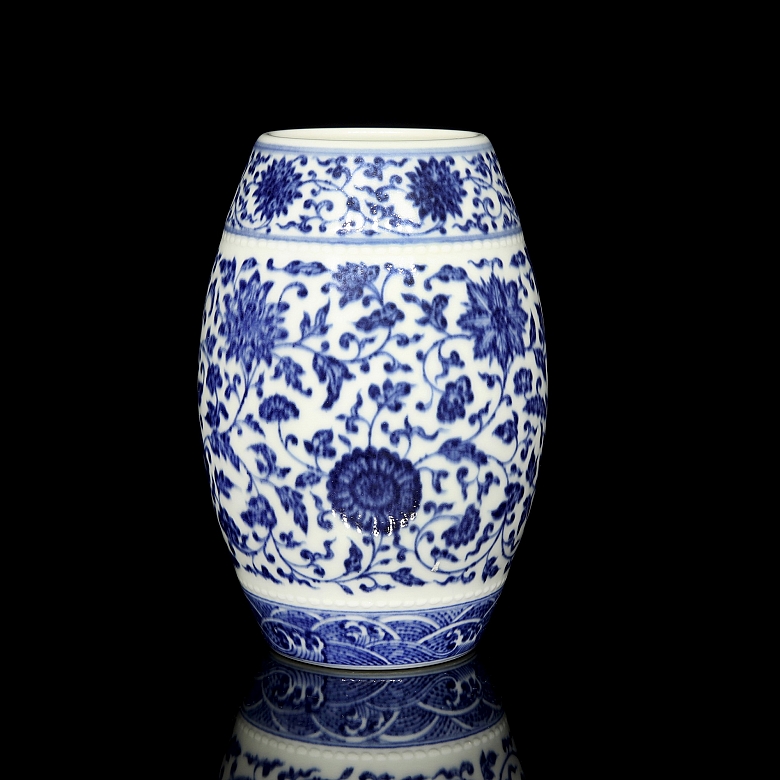 Jarrón azul y blanco con forma de barril 