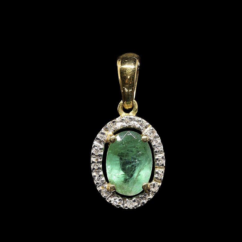 18 kt yellow gold pendant with emerald and diamonds