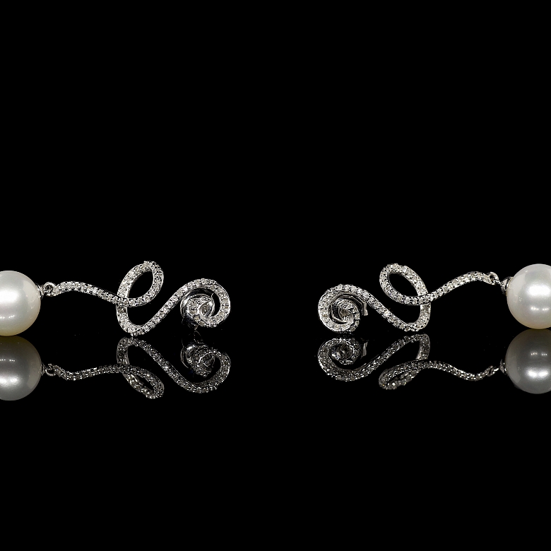 Pendientes con perla y diamantes en oro blanco de 18K
