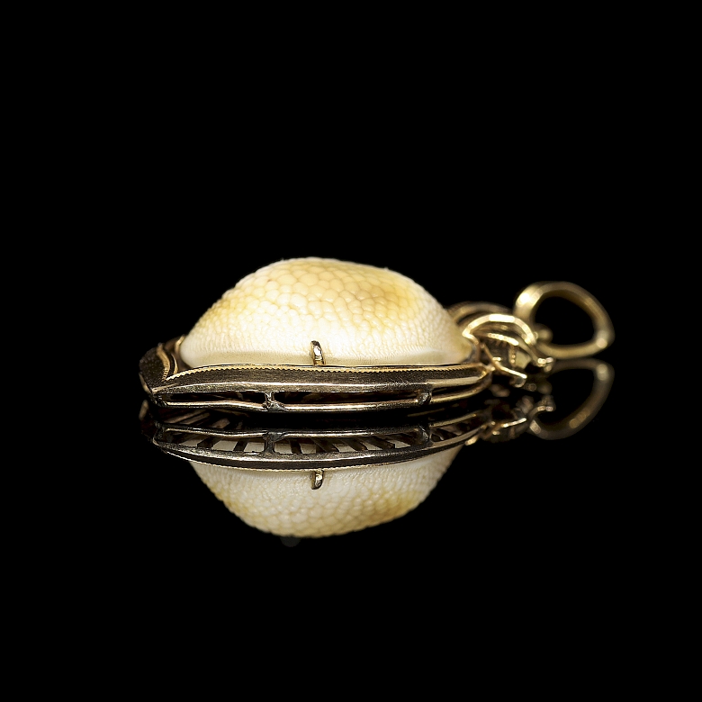 Colgante de oro amarillo de 18 kt con concha, estilo Eduardino