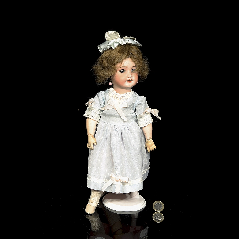 Muñeca de porcelana de gabinete de la SFBJ, Francia, pps. s.XX