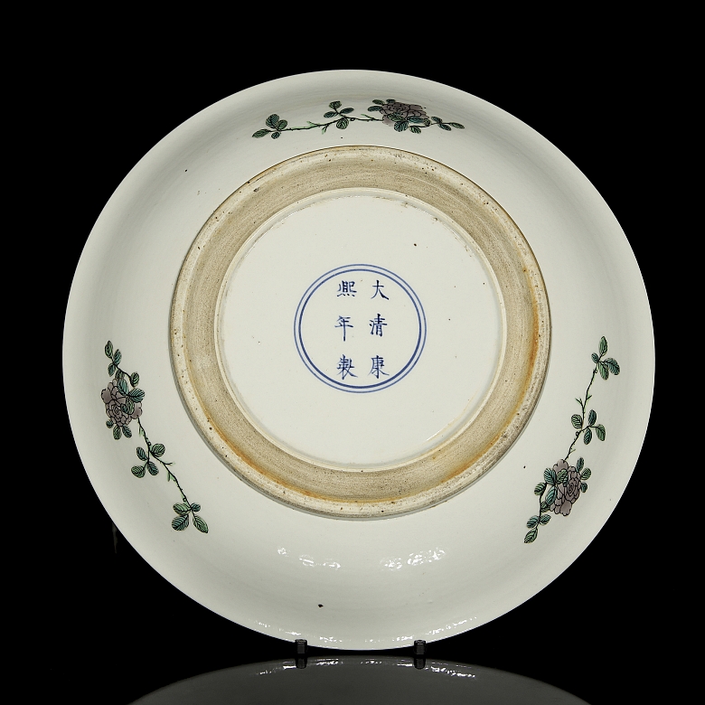 Famille verte porcelain plate, ‘Court scene’, with Kangxi mark - 3