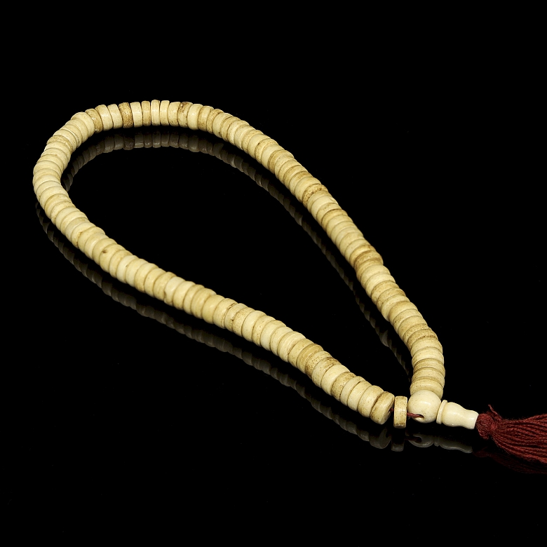 Collar mala de ciento diez cuentas de hueso tallado, s.XX