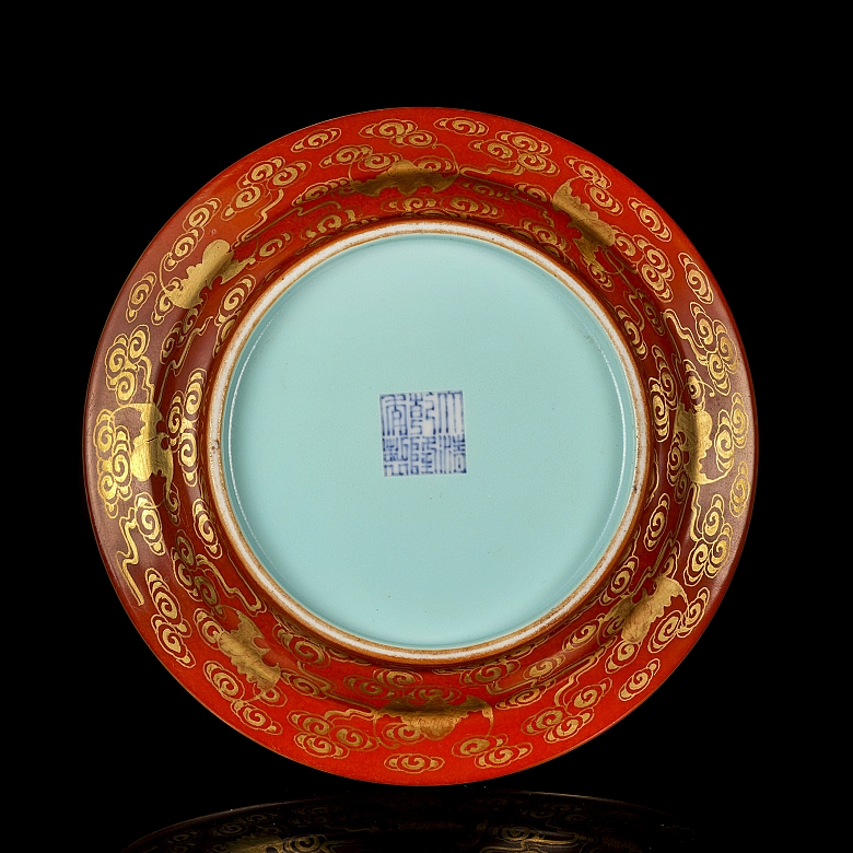 Jarrón de porcelaa con esmaltes familia rosa, con sello Qianlong